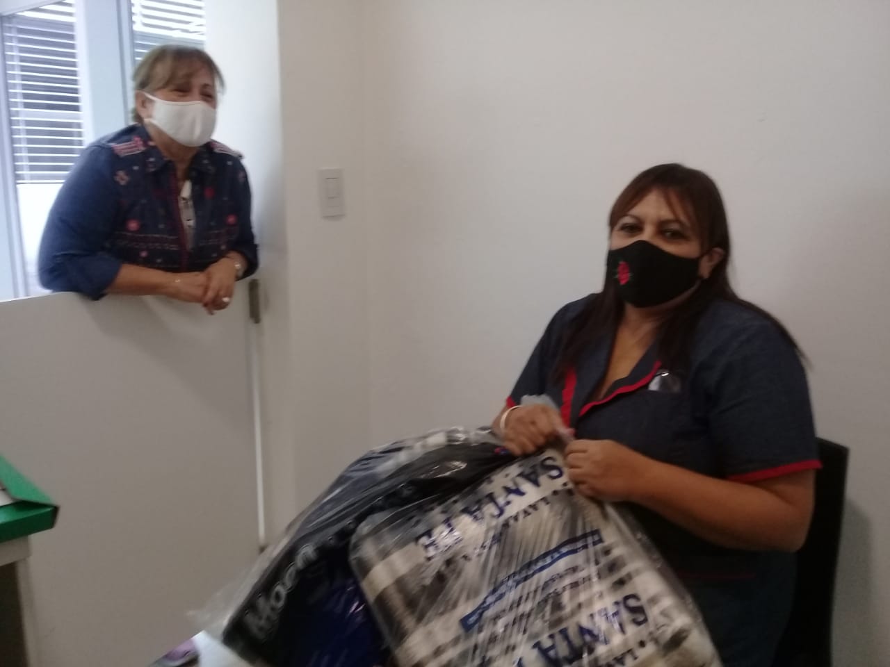La presidenta de la Cooperadora del hospital Iturraspe entregó a la jefa de alta Maternidad Analía, frazadas para las mamas  que se internan para tener sus bebes. 