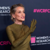 Sharon Stone el 17 de marzo de 2023 en una gala de recaudación de fondos de la fundación Women’s Cancer Research, en Beverly Hills (California). CHRIS PIZZELLO (CHRIS PIZZELLO/INVISION/AP)