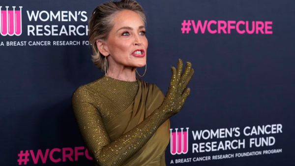 Sharon Stone el 17 de marzo de 2023 en una gala de recaudación de fondos de la fundación Women’s Cancer Research, en Beverly Hills (California). CHRIS PIZZELLO (CHRIS PIZZELLO/INVISION/AP)