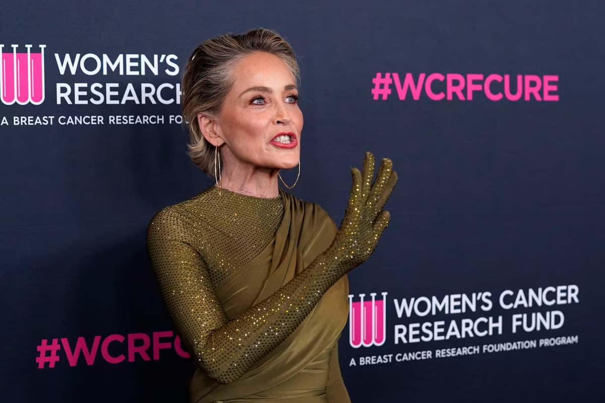 Sharon Stone el 17 de marzo de 2023 en una gala de recaudación de fondos de la fundación Women’s Cancer Research, en Beverly Hills (California). CHRIS PIZZELLO (CHRIS PIZZELLO/INVISION/AP)