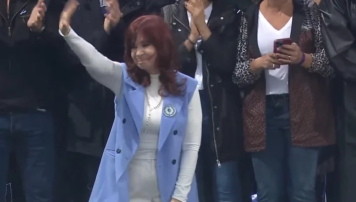 La exmandataria adelantó su discurso por la lluvia y habló durante casi una hora.