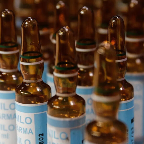 El fentanilo es un opioide sintético potente, indispensable en anestesias y terapias intensivas, cuya manipulación requiere protocolos estrictos.