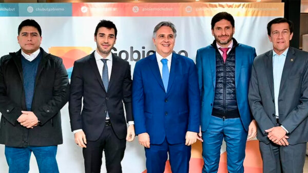 Grito Federal. Los gobernadores Claudio Vidal, Ignacio Torres, Martín Llaryora, Maximiliano Pullaro y Carlos Sadir, lanzaron el frente electoral.