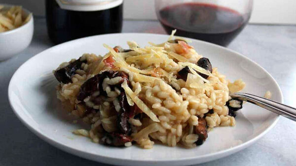 Servir el risotto inmediatamente, decorando con un poco de perejil picado (si te gusta) y, si queres, un poco extra de parmesano