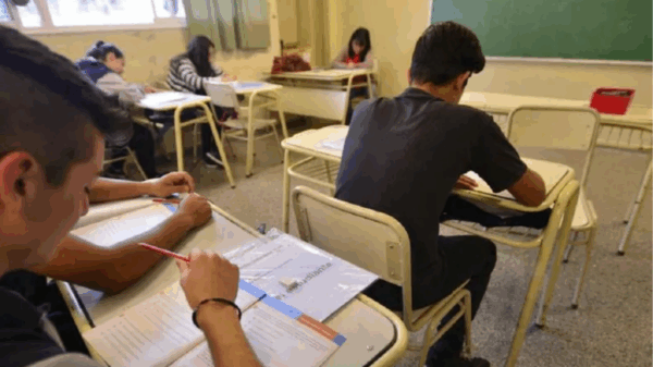 estudiantes de secundaria por el dia del preceptor