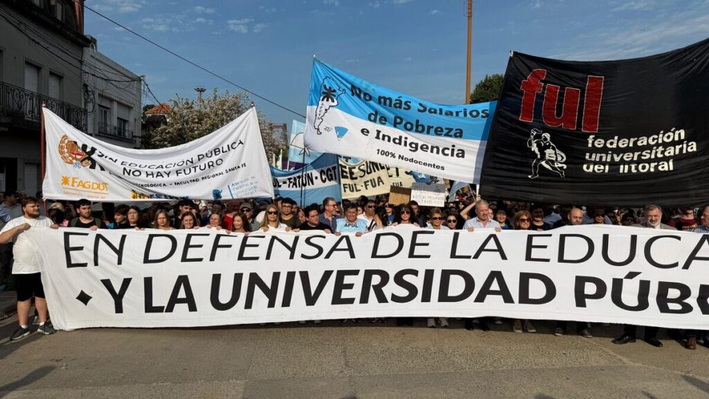 Miles de santafesinos marcharon este miércoles en defensa de la educación y la universidad pública, la ciencia y la salud.