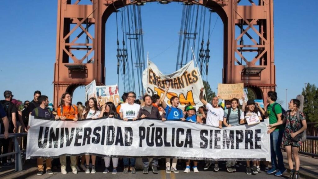 Estudiantes, docentes, no docentes y organizaciones sociales se unieron para manifestar su apoyo a la Universidad Pública.