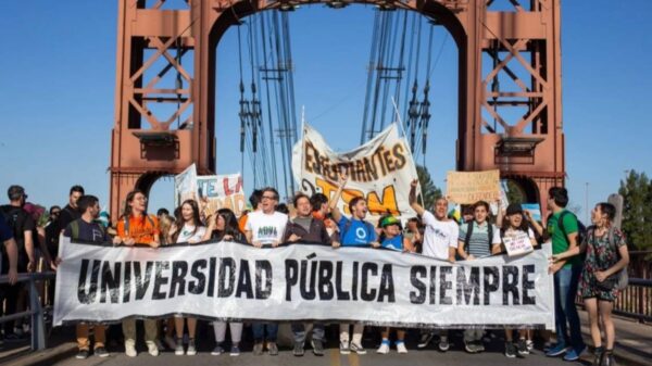 Estudiantes, docentes, no docentes y organizaciones sociales se unieron para manifestar su apoyo a la Universidad Pública.