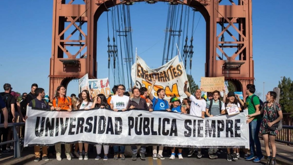 Estudiantes, docentes, no docentes y organizaciones sociales se unieron para manifestar su apoyo a la Universidad Pública.