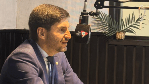 El gobernador Maximiliano Pullaro en los estudios de LT9