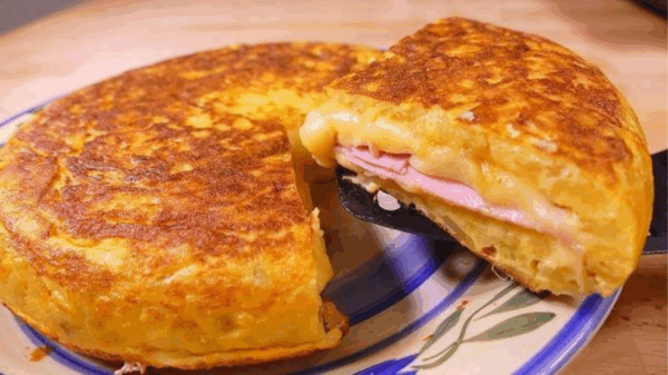 tortilla de papa rellena de jamón y queso