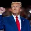 Donald Trump defendió el apoyo económico a la Argentina y aseguró que el país “está luchando por su vida”.