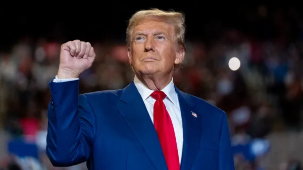 Donald Trump defendió el apoyo económico a la Argentina y aseguró que el país “está luchando por su vida”.