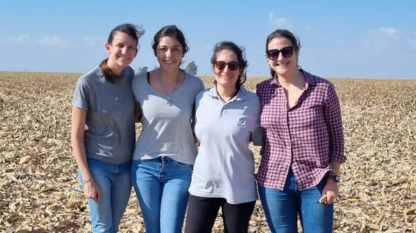 En nuestra provincia de Santa Fe, son muchas las mujeres que están al frente de establecimientos familiares, en tambos, en huertas, en granjas, en apicultura o en producciones intensivas como la frutilla, el pecán o la horticultura.
