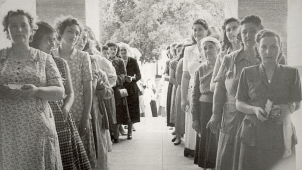 Primera votación con participación de mujeres.