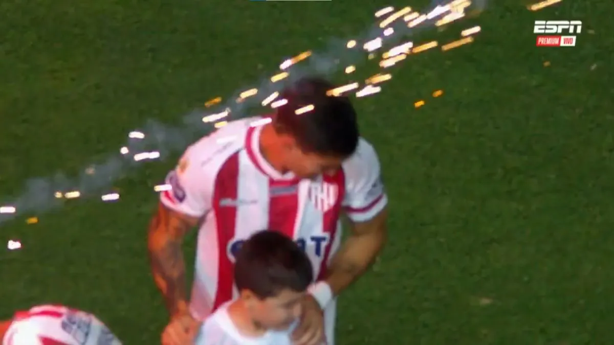 Valentín Fascendini, jugador de Unión, sorprendido por el estallido del fuego artificial durante el festejo.