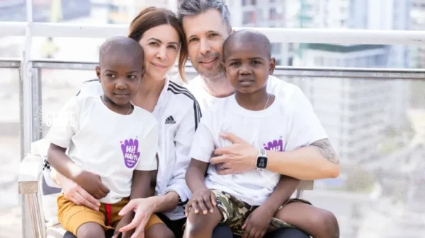 La familia argentina junto a Zachary y Bibi, los hermanitos haitianos que enternecieron a todo el país con su reacción mundialista.
