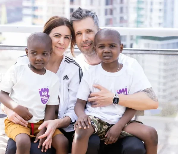 La familia argentina junto a Zachary y Bibi, los hermanitos haitianos que enternecieron a todo el país con su reacción mundialista.