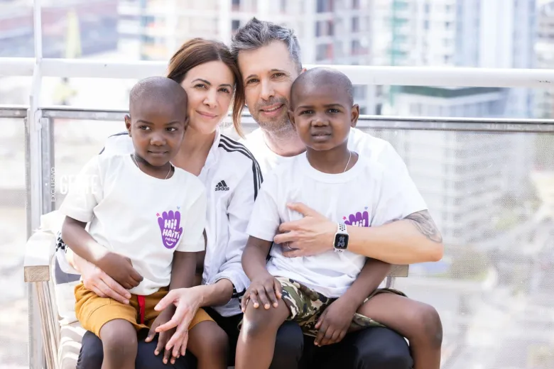 La familia argentina junto a Zachary y Bibi, los hermanitos haitianos que enternecieron a todo el país con su reacción mundialista.