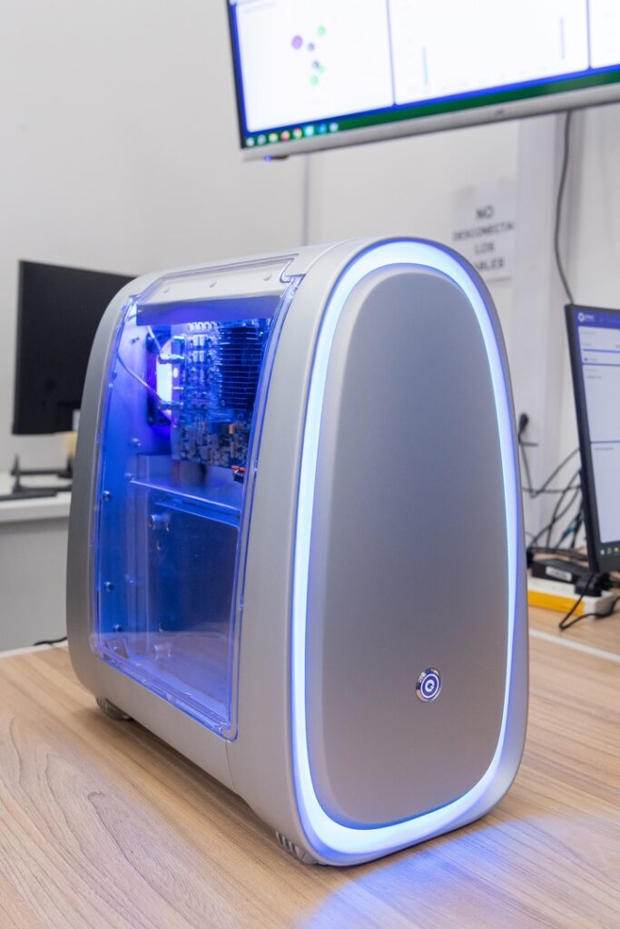 La computación cuántica tiene una lógica completamente distinta de la tradicional. Trabaja con las partículas del electrón y con la mecánica cuántica, una física que sigue reglas radicalmente diferentes a la convencional.