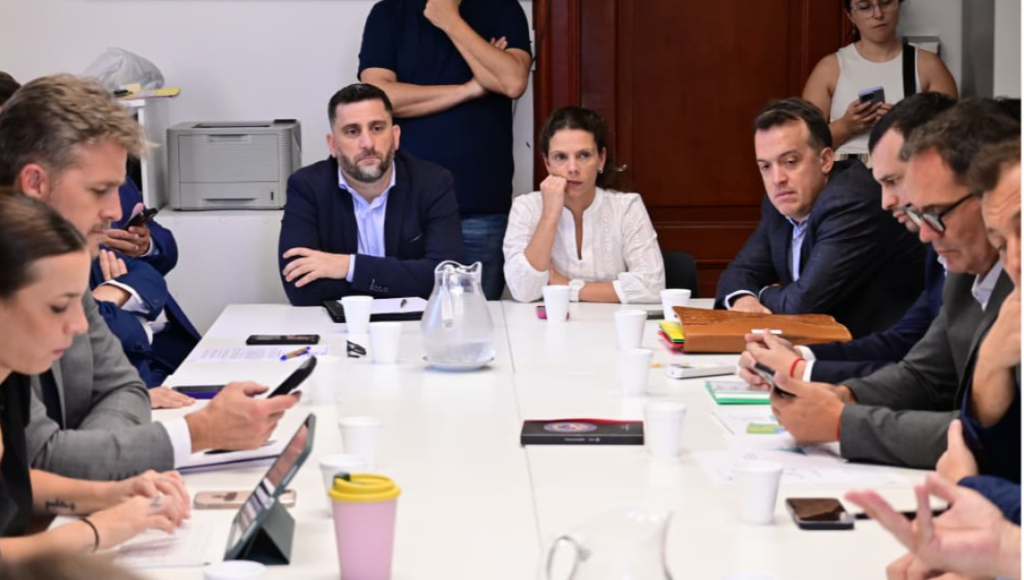 Diputados y funcionarios municipales en el encuentro