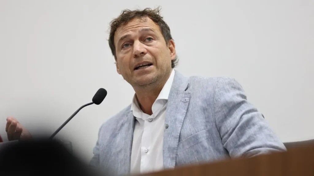 Fernández afirmó que “el boleto aumentó casi cuatro veces más que los ingresos de los usuarios” y consideró que el transporte público “no puede seguir siendo la variable de ajuste de un servicio esencial”.